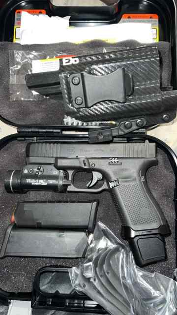 Gen 5 Glock 19 with extras