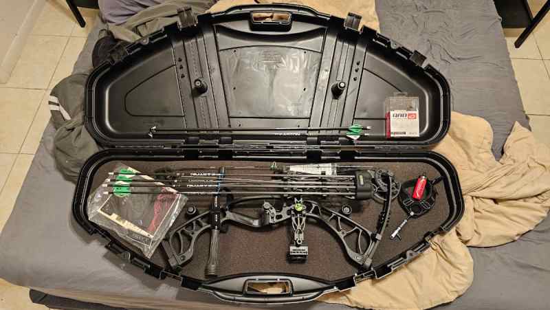 Hoyt Torrex RH 26-30&quot; 70LB Like NEW + EXTRAS