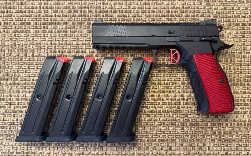 Dan Wesson DWX 9mm w/ 4 mags