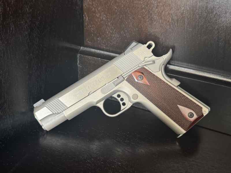 Colt 1911 .45 - Lightweight Commander 