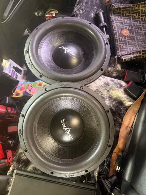 2 12in skar subwoofers &amp; 2 kicker amps 