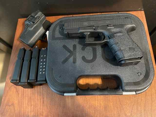 WTS:Glock 19 Gen 4 9mm Pistol w/case, NS, 5 Mags