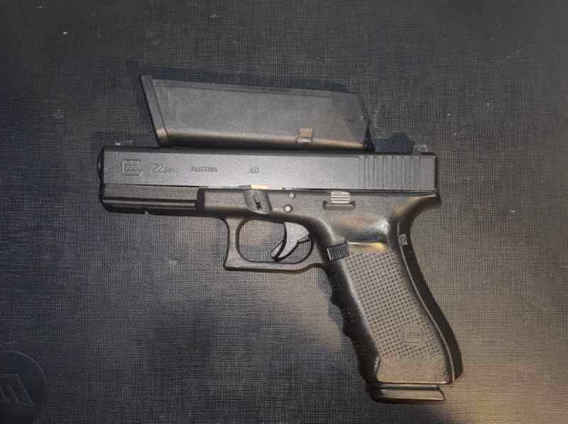 WTS: Glock 22 g.4 .40cal W/ glock night sights  