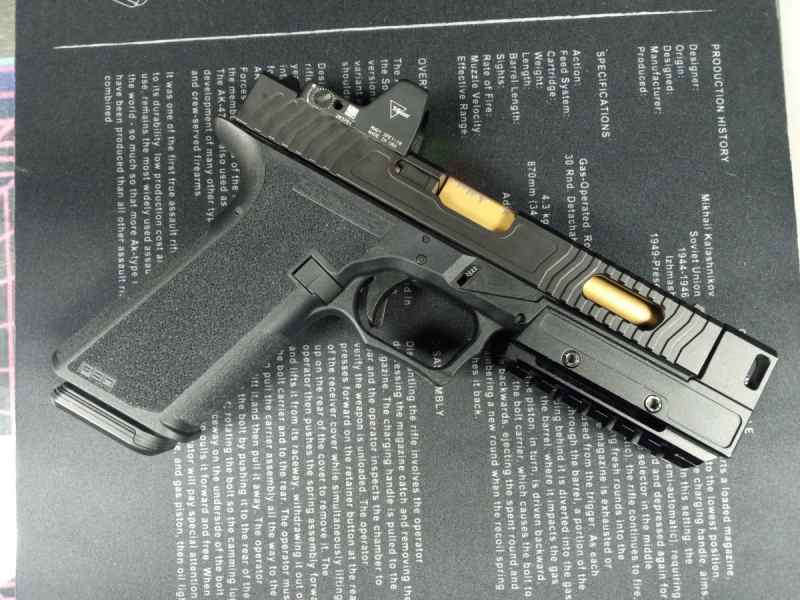 Glock 17, trijicon, compensator 