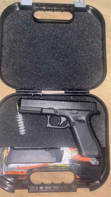 Glock 17 Gen5 w night sights+case 