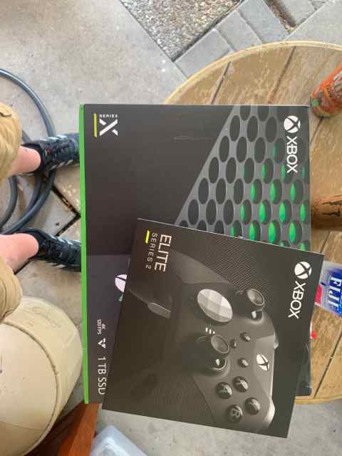 Xbox Series X and Elite Series 2 controller