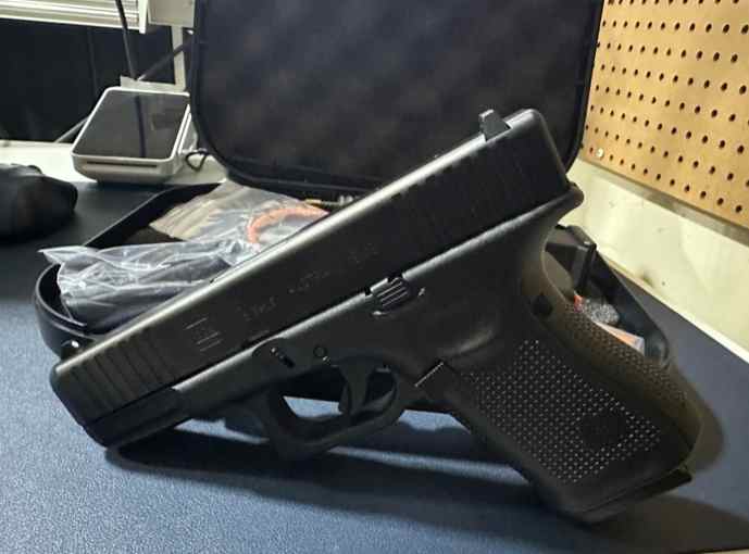 ALMOST NEW GLOCK 19 GEN 5 IN BOX 