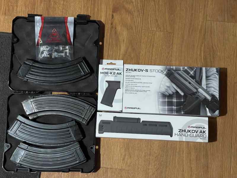 AK Magpul Furniture, Mags and fire control group