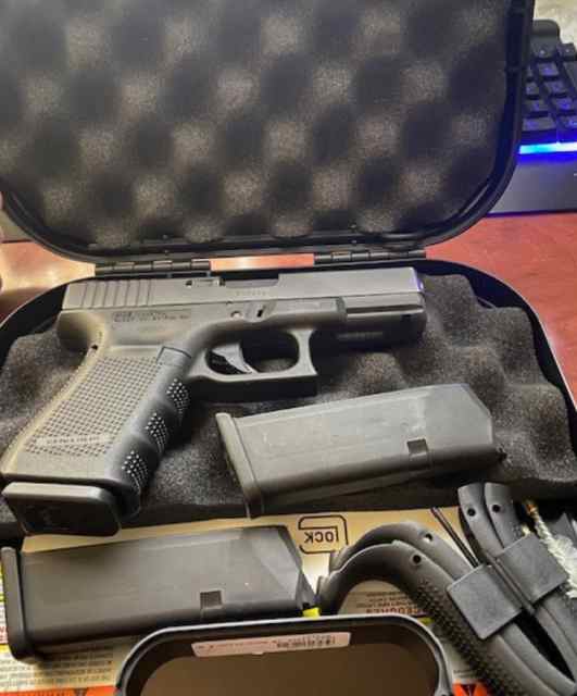 Glock 19 Gen 4 w/ box and 3 mags