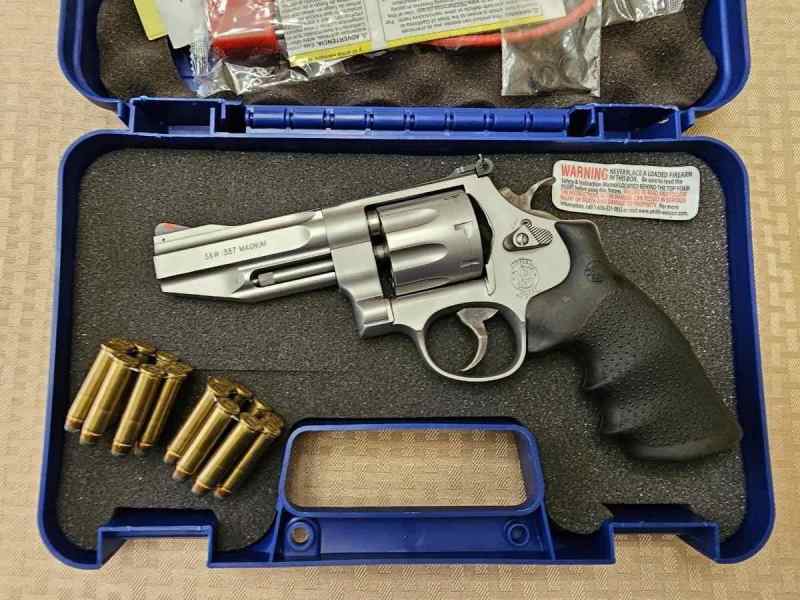 Like New SMITH &amp; WESSON 627-5 .357 MAG 