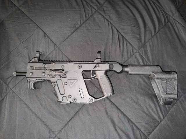 Kriss Vector .45 ACP &amp; .22 / Tisas 1911