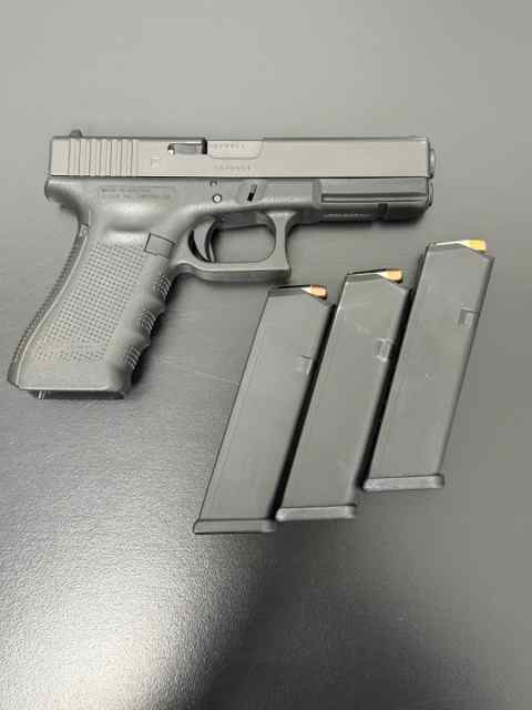 Glock 17 Gen 4 - 9mm Like New