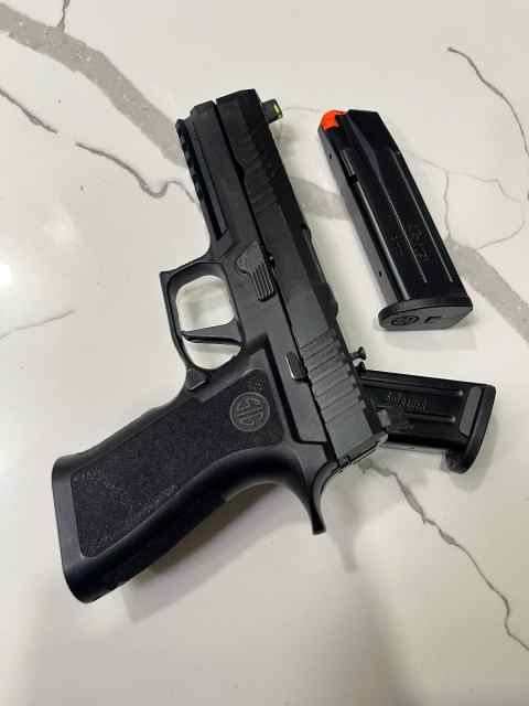 Sig Sauer P320 Full size, 2 17rd mag, case