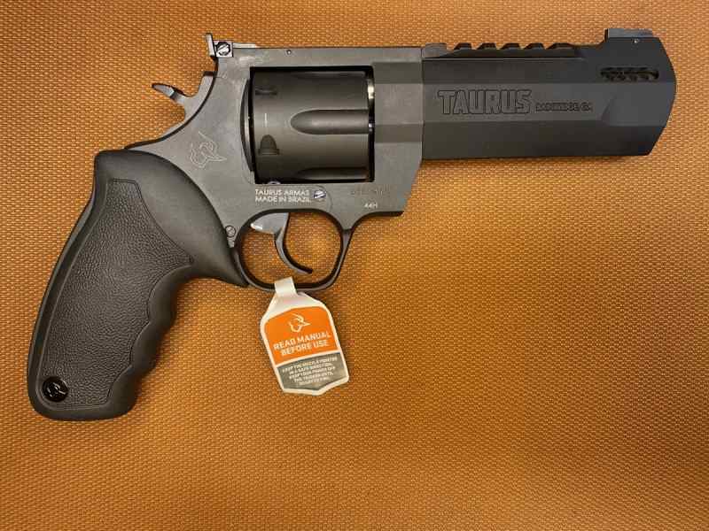 NEW IN BOX - Taurus Raging Hunter - 5&quot; 44mag