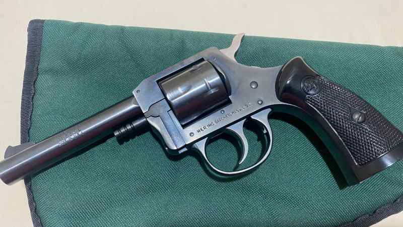 H&amp;R 732 32 S&amp;W L Very Nice Condition! Vintage