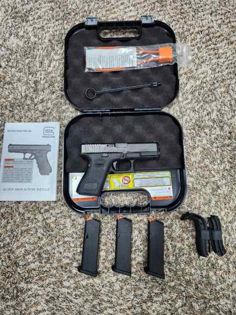 Glock 19 gen 5, with 3 15 rd mags, case &amp; manuals