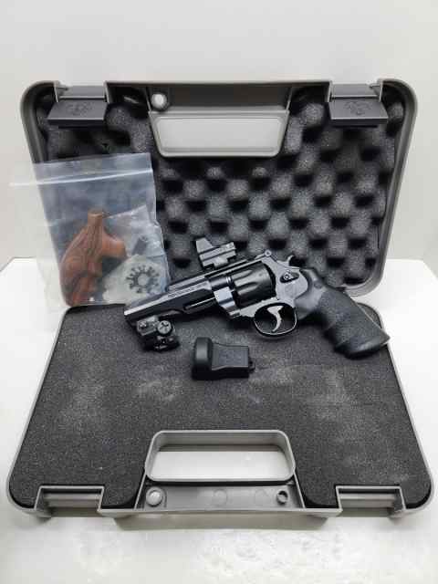S&amp;W 327 TRR8 8-Shot .357 Mag w/Extras