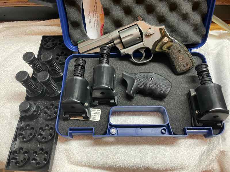 Smith &amp; Wesson 686SSR with Speed Loaders &amp; Pouches