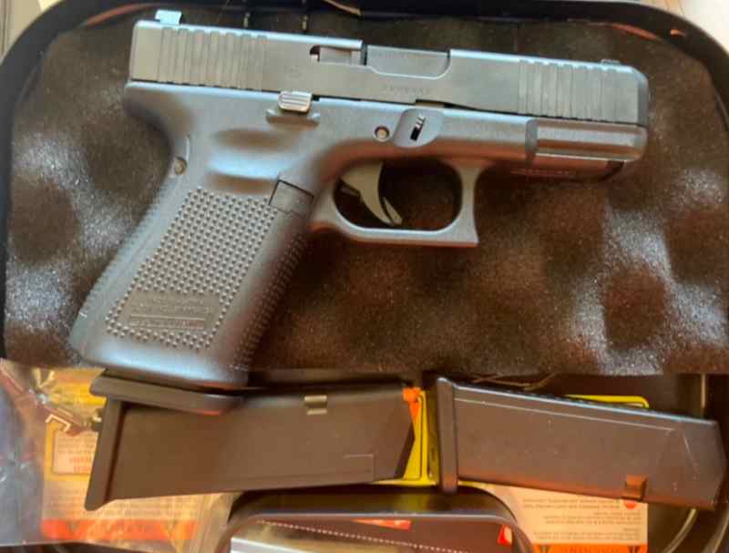 GLOCK 19 GEN 5 WITH NIGHT SIGHTS