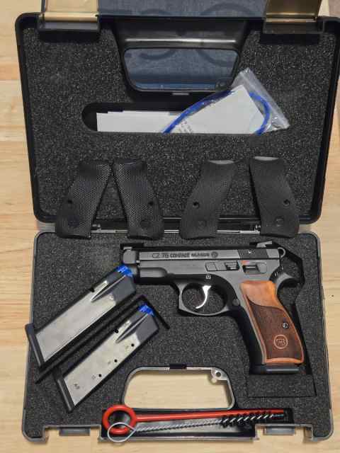 CZ 75 Compact +3 mags +3 sets of grips
