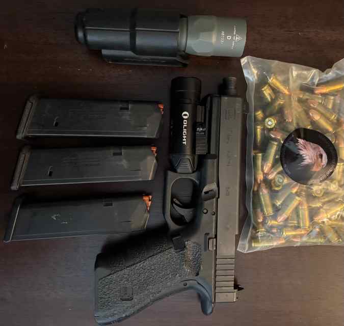 For Sale: Glock 17 Gen 4 – Custom Setup w/ Light
