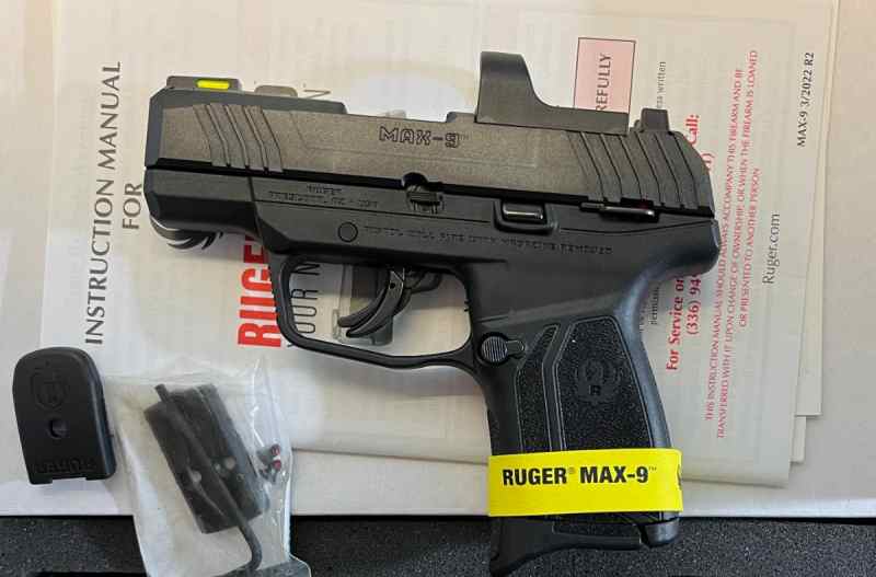 Unfired Max-9 with red-dot with manual safety