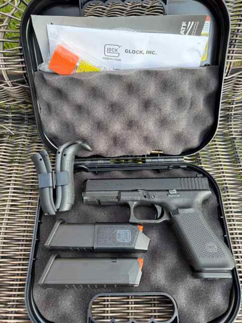 Glock 17 Gen5 9mm with Night Sights