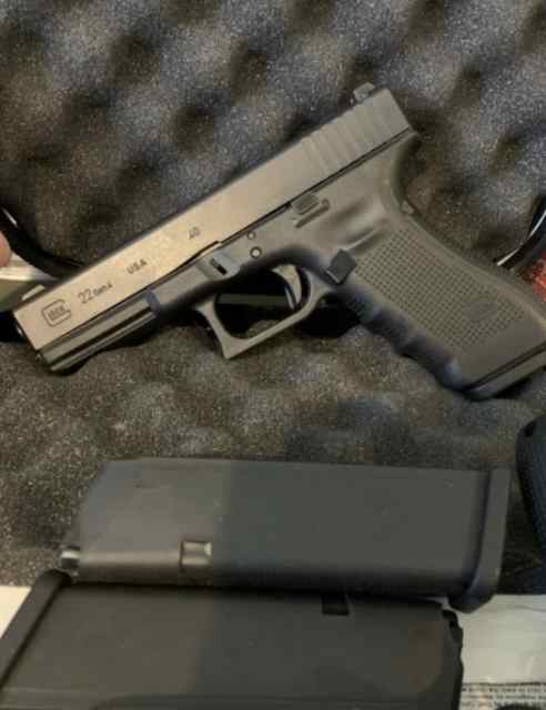 Glock 22 Gen 4 neatly used  (3mags, box)