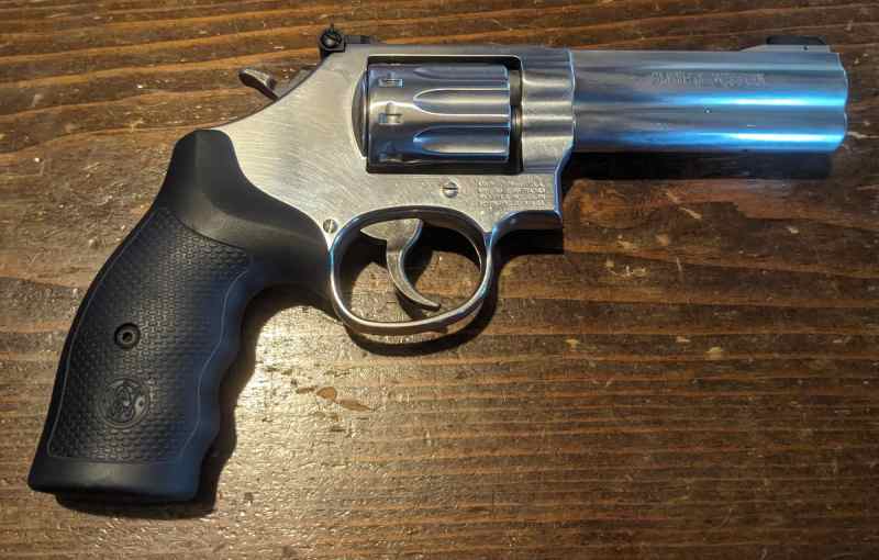 Smith and Wesson 617 .22LR 10rd 4&quot; barrel 