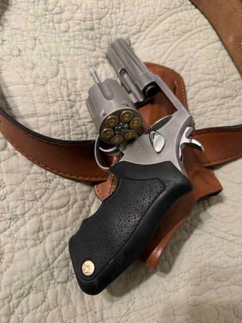 TAURUS 6 shot 357 magnum 