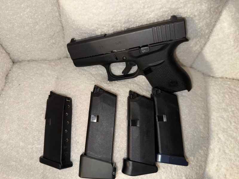Glock 43 9mm with 4 mags