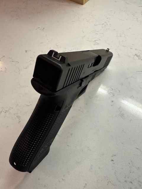 Glock 17 Gen 5 w/ 3-17 round magazines