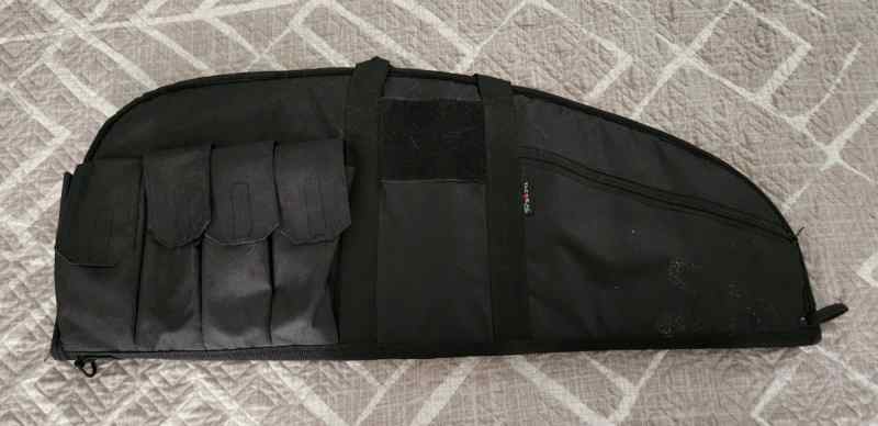 Single black soft gun case, 32 inches long.