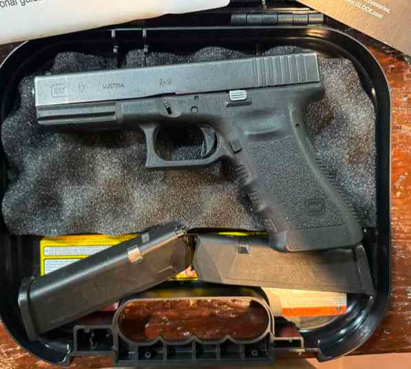 Glock 17 Gen3 9x19 used with box and mags