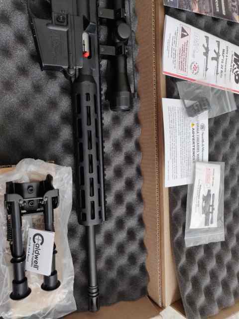 NEW Smith &amp; Wesson M&amp;P AR 15-22 W/ SCOPE AND BIPOD