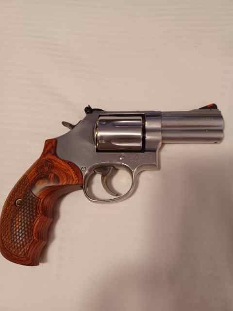 Smith and Wesson 686 Plus Deluxe