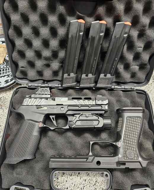 SIG SAUER SPECTRE COMP WITH EXTRAS 
