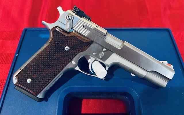 S&amp;W MODEL 645 