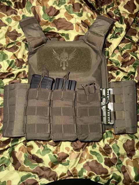 Shellback tactical plate carrier with pouches