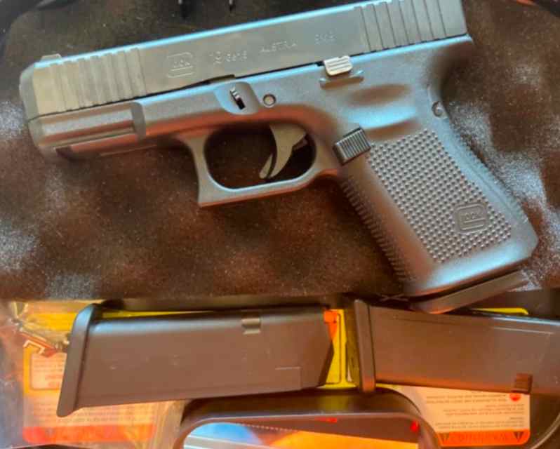 GLOCK 19 GEN 5 (3 MAGS IN BOX)