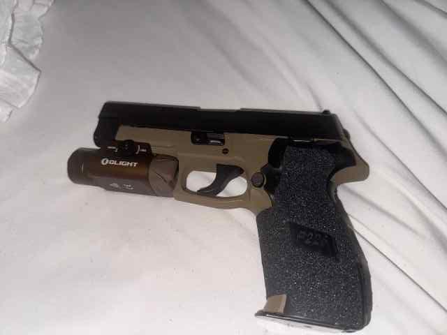 Sig Sauer P226 FDE frame / Olight / Talon grip / 4